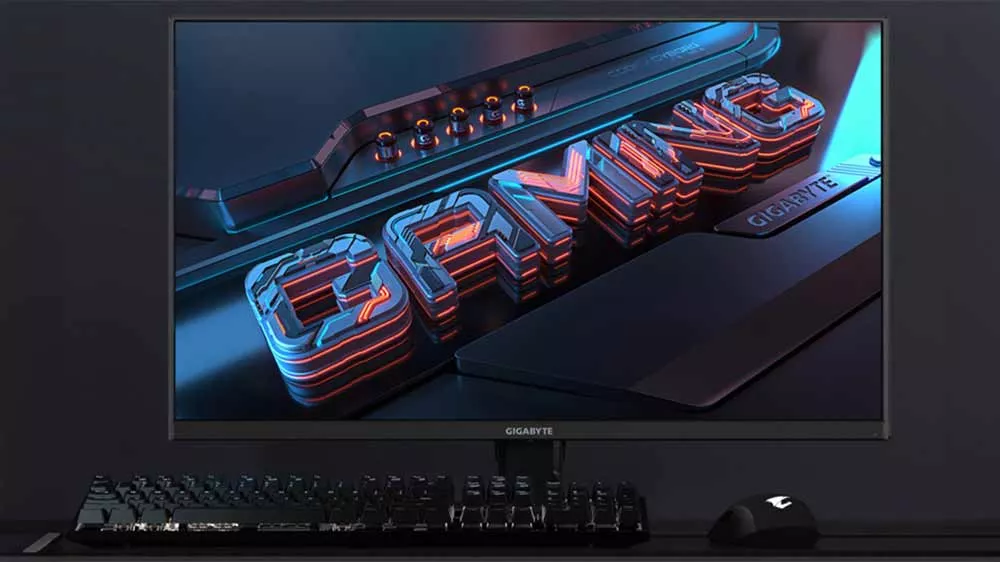 Herný monitor GIGABYTE GS27FA s nápisom GAMING na obrazovke, pred ktorým leží klávesnica a myš.