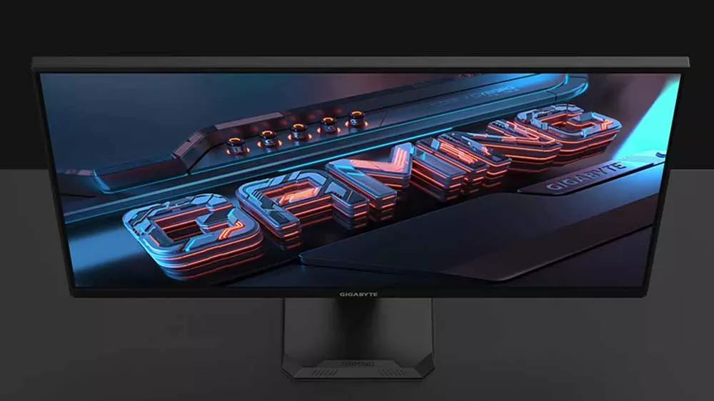 Herný monitor GIGABYTE GS27FA na stojane s futuristickým 3D nápisom GAMING na displeji.