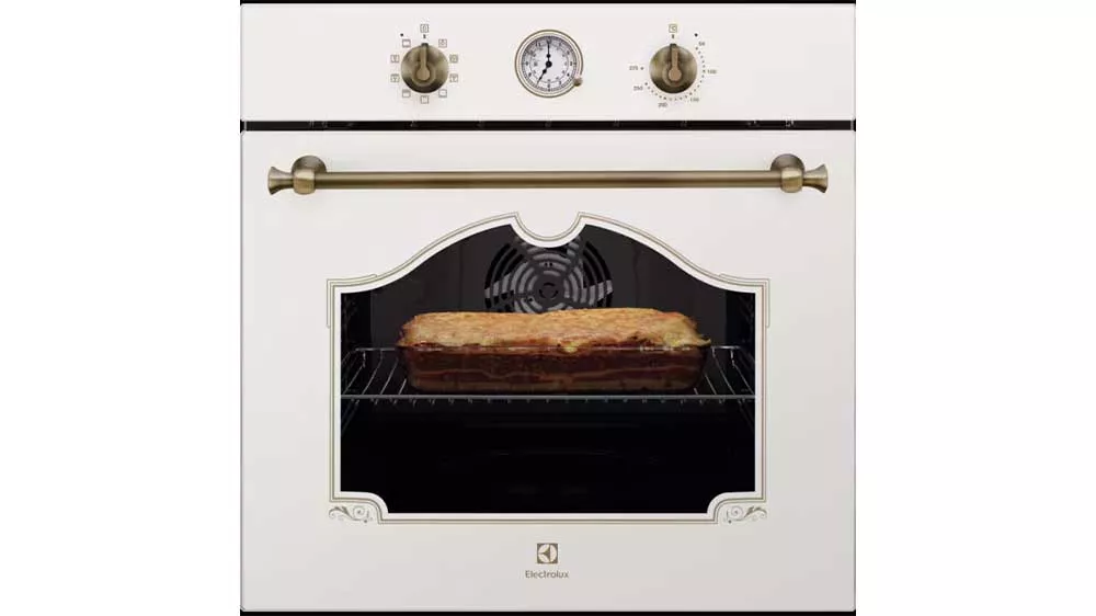Krémová retro vstavaná rúra Electrolux EOA5220FOV s mosadznými prvkami a zapekacou misou s jedlom vo vnútri.