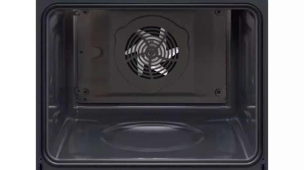 Vnútorný priestor vstavanej rúry Electrolux s ventilátorom na zadnej stene.