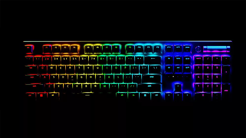 Herná klávesnica Razer DeathStalker V2 s farebným RGB podsvietením klávesov na čiernom pozadí.
