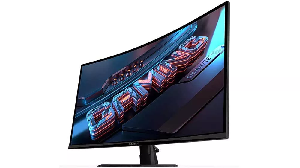 Zakrivený herný monitor GIGABYTE GS32QCA z bočného uhla s hernou grafikou na obrazovke.
