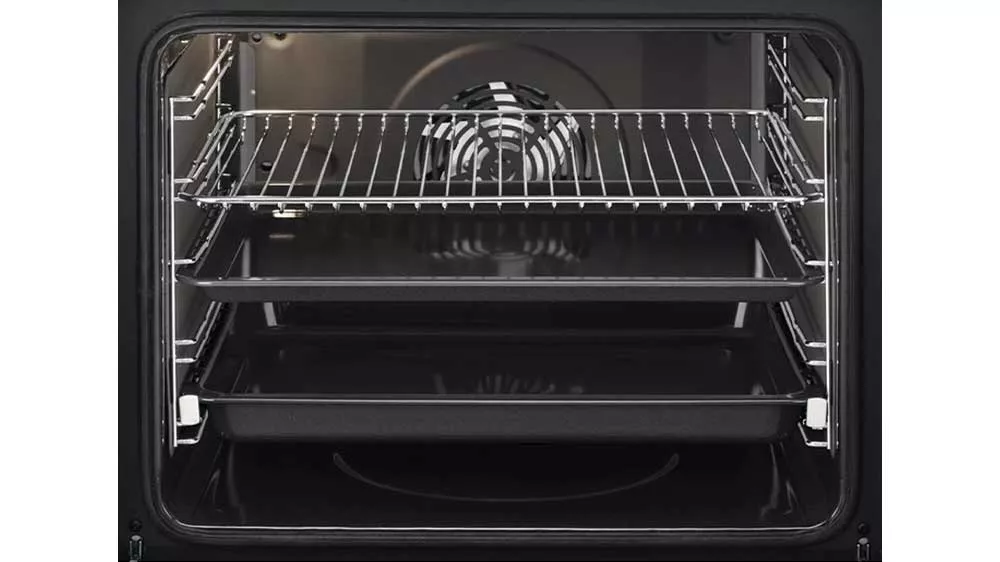 Pohľad do vnútra vstavanej rúry Electrolux s kovovým roštom a plechmi na pečenie na viacerých úrovniach.