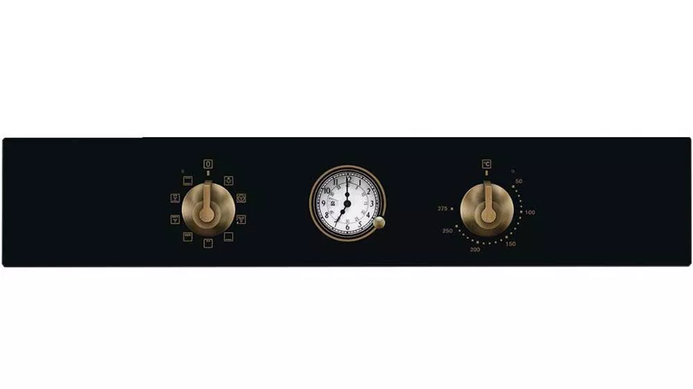 Čierny ovládací panel rúry Electrolux s dvoma mosadznými otočnými gombíkmi a centrálnymi analógovými hodinami.