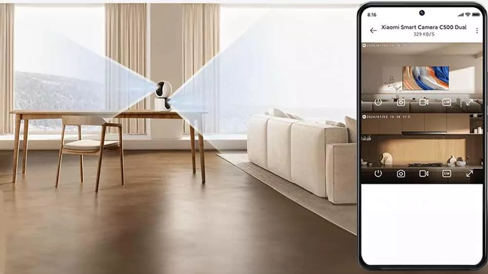 Kamera Xiaomi Smart Camera C500 Dual sníma dva smery v miestnosti a smartfón zobrazuje duálny obraz v aplikácii.