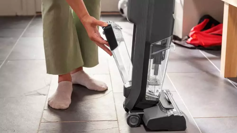 Vkladanie odnímateľnej nádržky na vodu do vysávača Bissell CrossWave OmniFind Select.