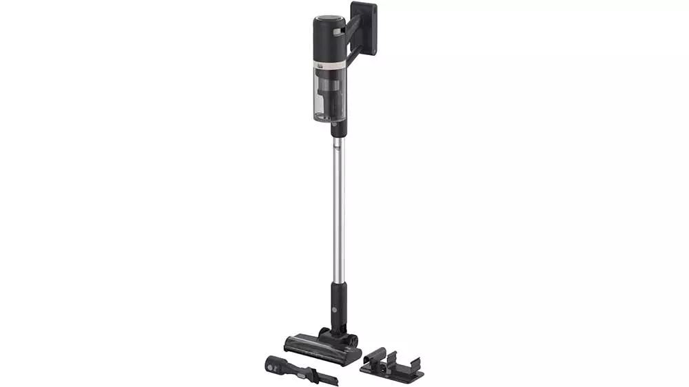 Tyčový vysávač Hoover HFG10H 011 v nástennom držiaku s podlahovou hubicou, štrbinovým nadstavcom a držiakom na príslušenstvo.