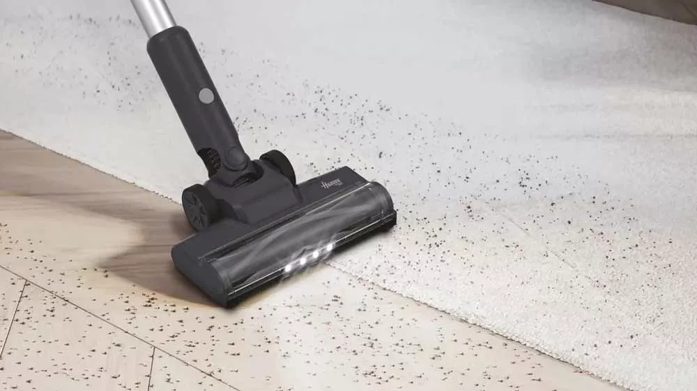 Hubica tyčového vysávača Hoover s LED osvetlením vysáva nečistoty z tvrdej podlahy a koberca.