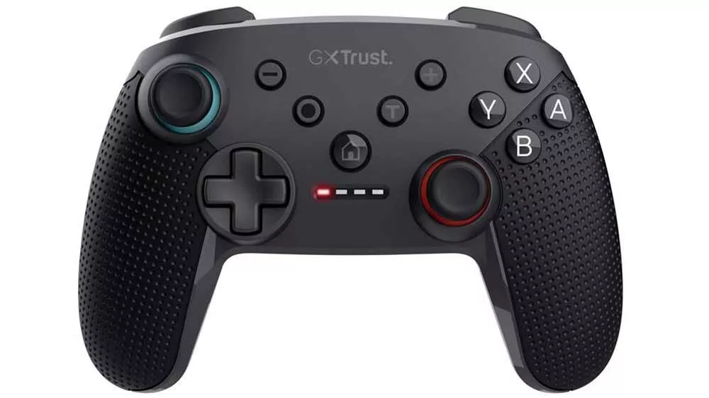 Čierny bezdrôtový gamepad Trust GXT 1246 Muta s dvoma analógovými páčkami a textúrovanými úchopmi.