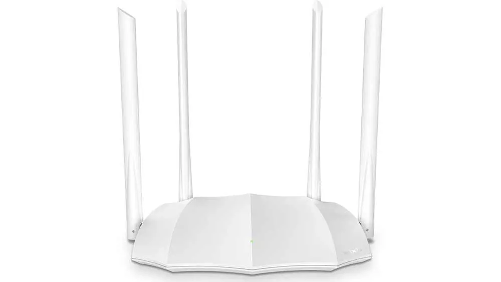 Biely Wi-Fi router Tenda AC5 so štyrmi externými anténami.