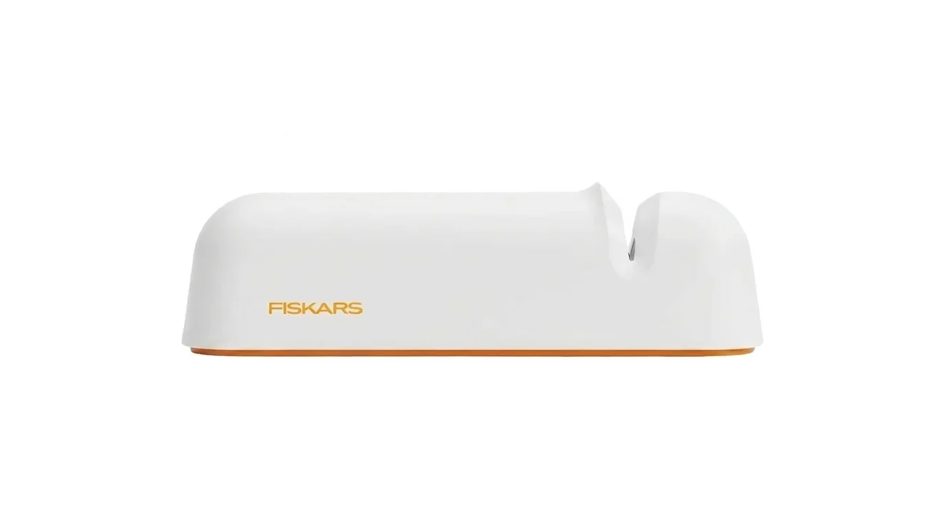 Bílý brousek na nože Fiskars Roll-Sharp s drážkou pro ostření, oranžovým logem a oranžovou spodní hranou.