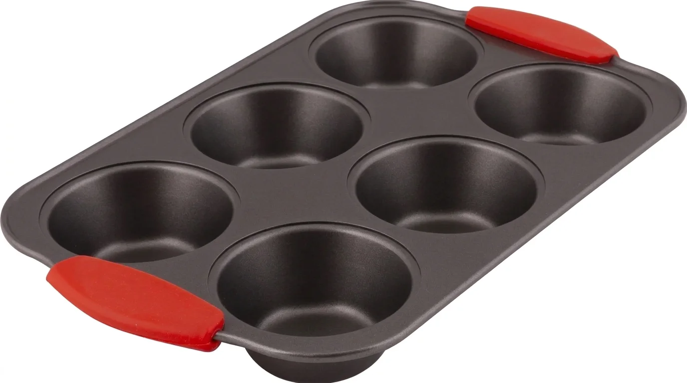 Forma na 6 muffinov Lamart LT3113 v tmavosivej farbe s červenými silikónovými úchytmi na okrajoch.
