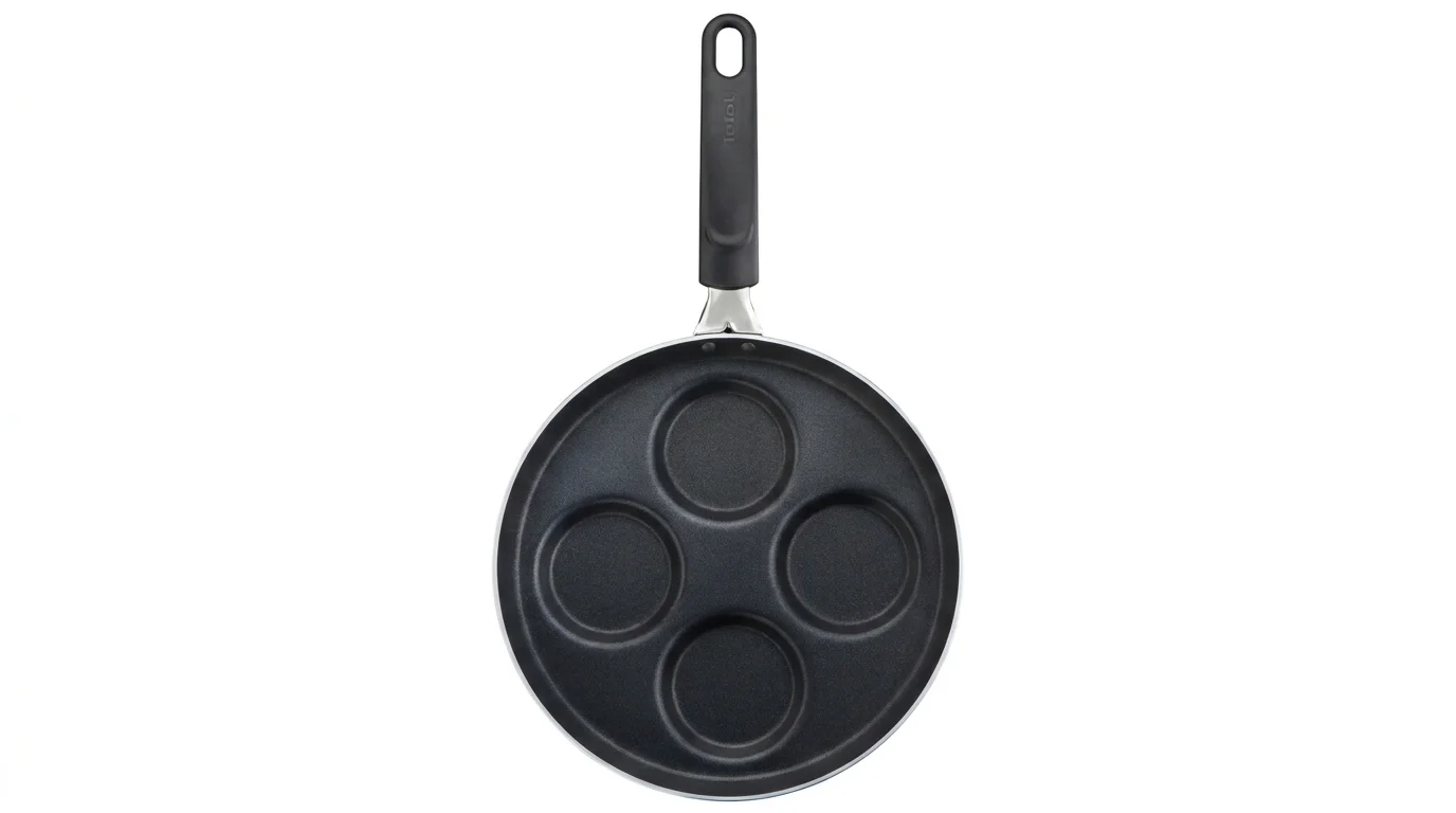Čierny lievanečník Tefal so štyrmi okrúhlymi priehlbinami a dlhou rukoväťou pri pohľade zhora.